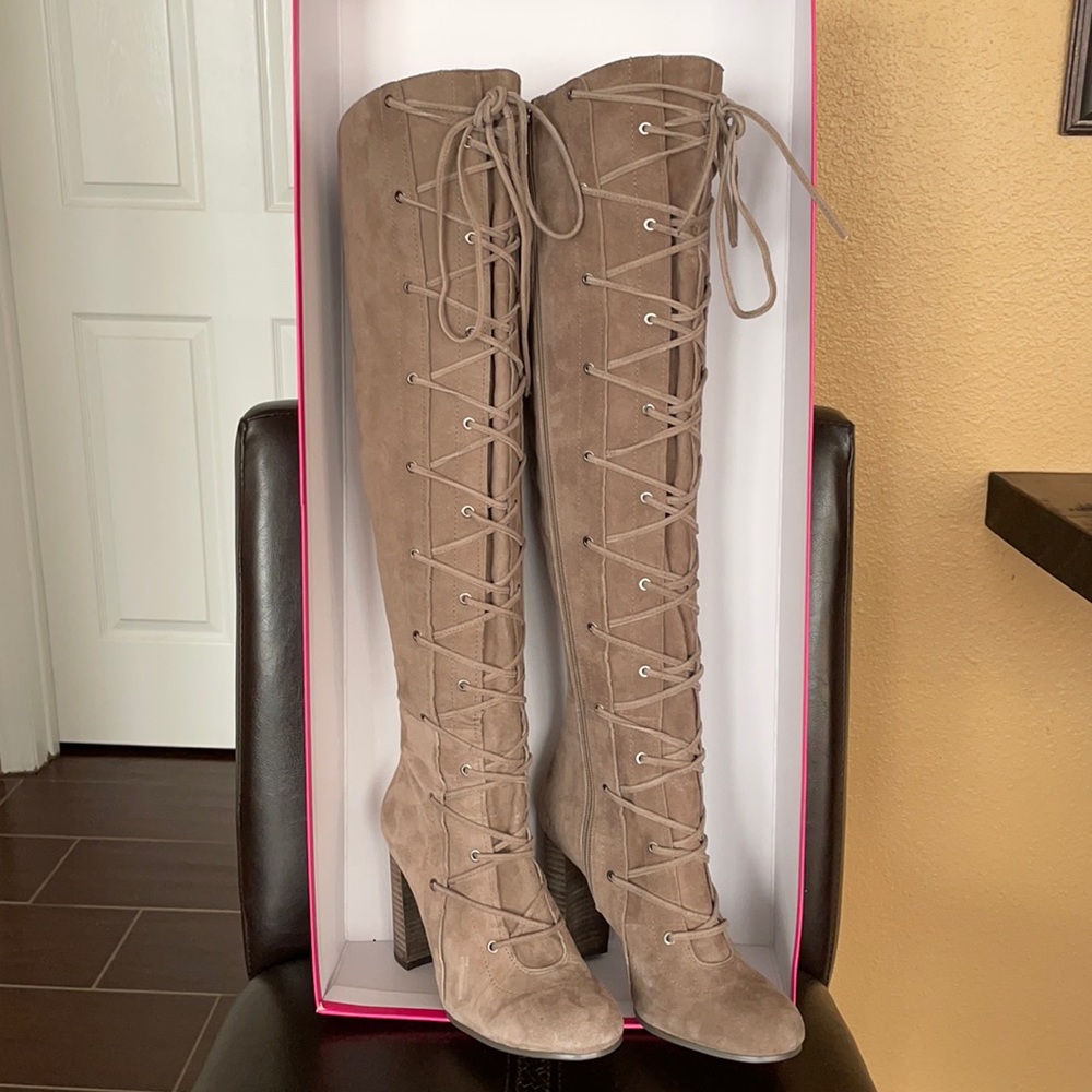 GORGEOUS Vince Camuto knee-high boots!Size 8